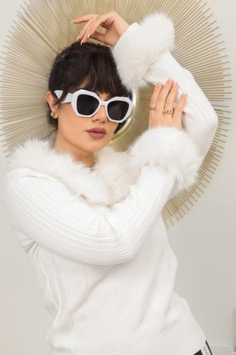 بلوزة نسائية صوف أكمام طويلة بياقه مزين بإضافة ريش