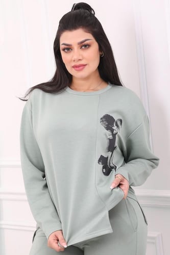 ترنج شتوي كاجوال بطبعة أنيقة وبنطال واسع من الأسفل