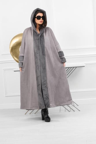 فروة شتوية طويلة مبطنة بالفرو من الداخل مزودة بفرو...