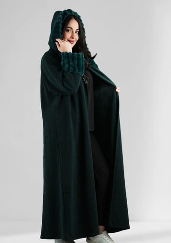 فروة شتوية طويلة محاطة بأكمام وقبعة فرو