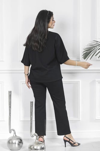 ترنج نسائي كاجوال مزين بالترتر على الصدر والأكمام...