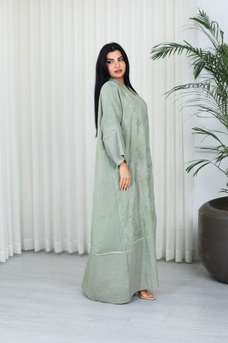 جلابية قماش بطول يصل للكاحل بنهايات أكمام واسعة وي...