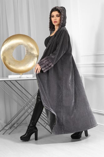 فروة شتوية طويلة موحدة اللون مزودة بفرو على القبعة...