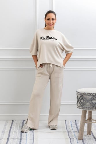 ترنج نسائي كاجوال طبي بنطال مع تيشرت بكتابة بارزة