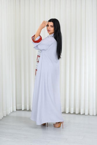 جلابية قماش بطول يصل للكاحل وياقة صغيرة مفتوحة على...