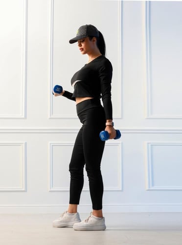 طقم رياضي نسائي مكوّن من توب قصير خط أسود مائل بأك...