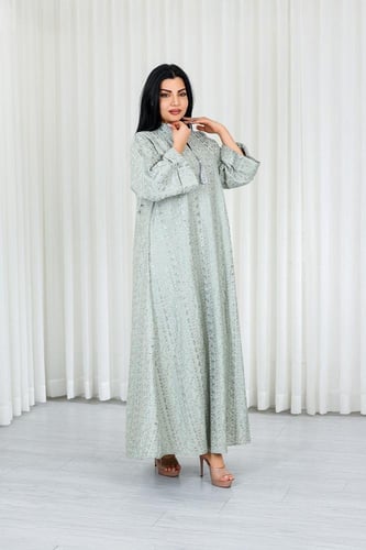 جلابية قماش بطول يصل للكاحل بأكمام واسعة وياقة صغي...