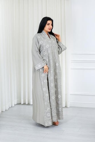 جلابية قماش بطول يصل للكاحل بياقة قصيرة وتطريز هند...