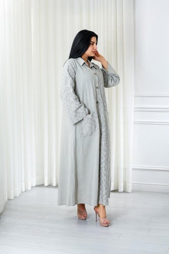 جلابية قماش بطول يصل للكاحل بأكمام واسعة وياقة وأز...