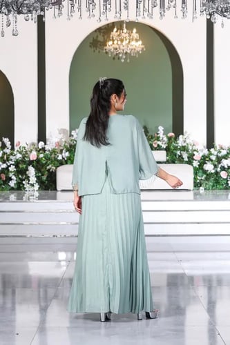 فستان سهرة ياقة مدورة وأكمام مزينة بالترتر بنهايات...