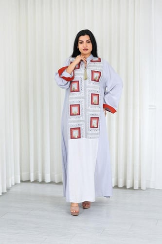 جلابية قماش بطول يصل للكاحل وياقة صغيرة مفتوحة على...