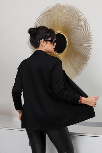 جاكيت شتوي رسمي قصير بياقة مطوية على طول الجاكيت و...