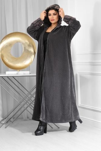 فروة شتوية طويلة موحدة اللون مزودة بفرو على القبعة...