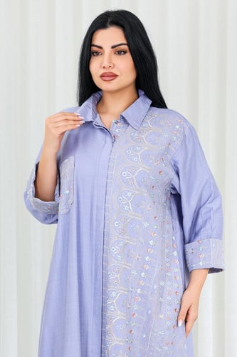 جلابية قماش بطول يصل للكاحل بأزرار مخفية وياقة بأك...