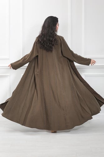 عباية قماش كريب ناعم لون زيتي مطرزة بشكل طولي