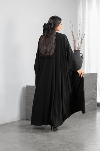 عباية بشت مخيط بشكل خطوط ناعمة وانيقة