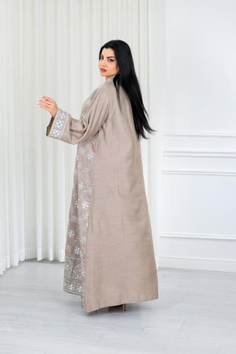 جلابية قماش بطول يصل للكاحل بياقة قصيرة وتطريز هند...