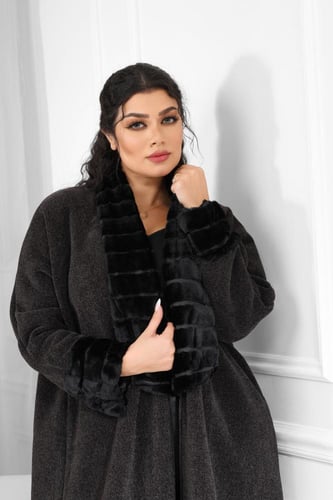 فروة شتوية طويلة مبطنة بالفرو من الداخل مزودة بفرو...