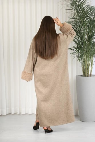 فروة شتوية طويلة مزودة بياقة وأطراف أكمام فرو بأزر...