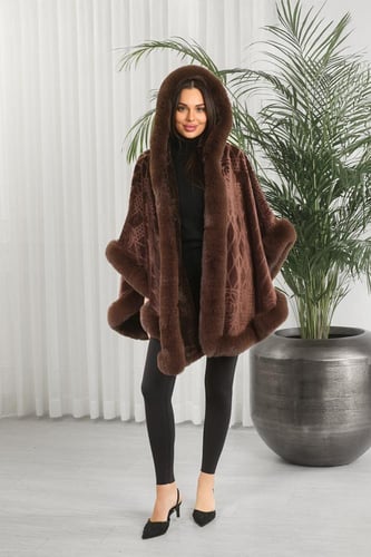 شال شتوي فرو مزخرف بشكل هندسي مع قبعة