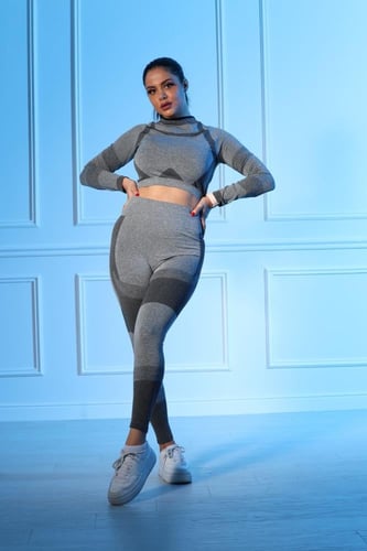 طقم رياضي نسائي مكون من توب قصير بأكمام طويلة وياق...