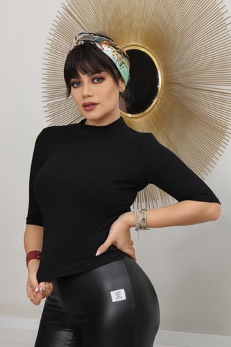 توب نسائي سادة برقبة عالية