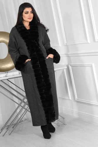 فروة شتوية طويلة مبطنة بالفرو من الداخل مزودة بفرو...