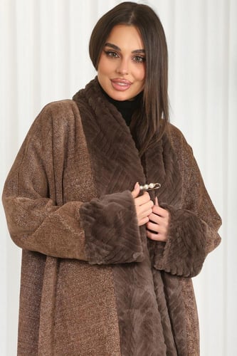 فروة شتوية طويلة مبطنة بالفرو من الداخل ومزودة بفر...