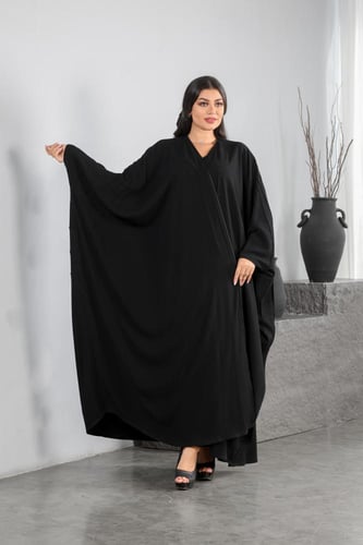 عباية بشت مخيط بشكل خطوط ناعمة وانيقة