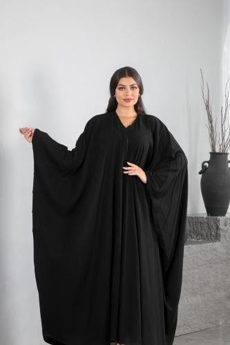 عباية بشت مخيط بشكل خطوط ناعمة وانيقة