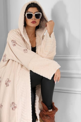 فروة شتوية طويلة مبطنة بالفرو من الداخل مطرزة بالو...