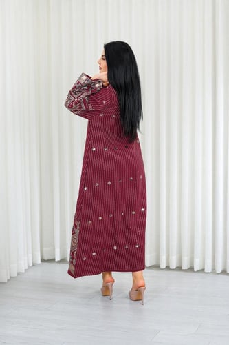 جلابية قماش بطول يصل للكاحل وياقة صغيرة مفتوحة على...