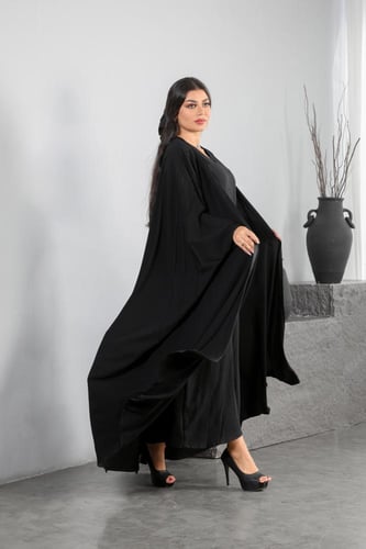 عباية بشت مخيط بشكل خطوط ناعمة وانيقة