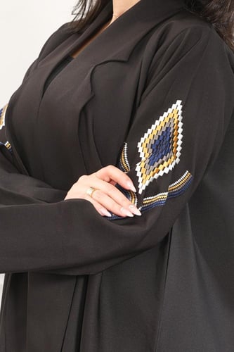 عباية قماش كريب أسود ناعم وتطريز ملون انيق