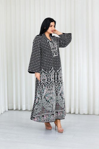 جلابية قماش بطول يصل للكاحل بياقة V وتطريز طاووس م...