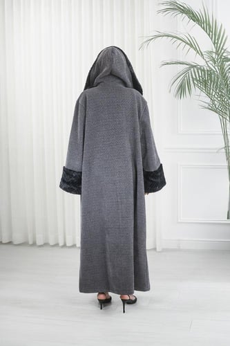 فروة شتوية طويلة مبطنة بالفرو من الداخل ومزودة بقب...