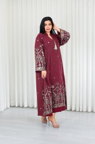 جلابية قماش بطول يصل للكاحل وياقة صغيرة مفتوحة على...