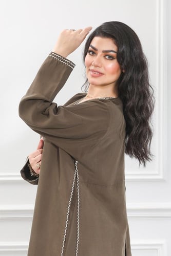 عباية قماش كريب ناعم لون زيتي مزودة بتطريز باللون...