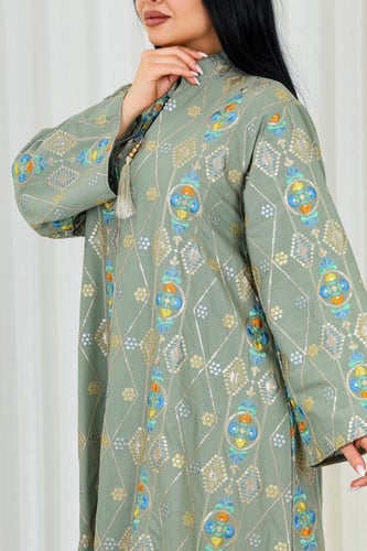 جلابية قماش بطول يصل للكاحل ونهايات أكمام واسعة وي...