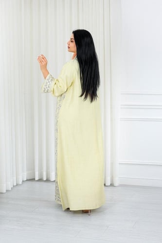 جلابية قماش بطول يصل للكاحل بياقة قصيرة وتطريز هند...