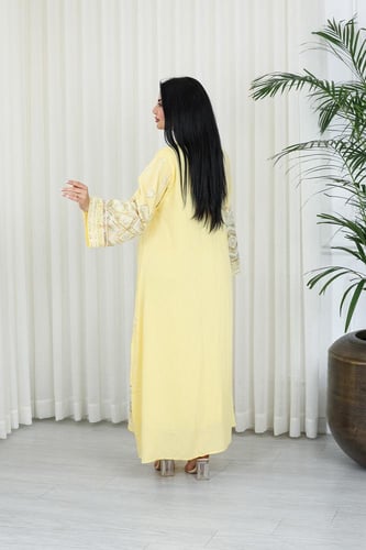 جلابية قماش بطول يصل للكاحل ونهايات أكمام واسعة وي...