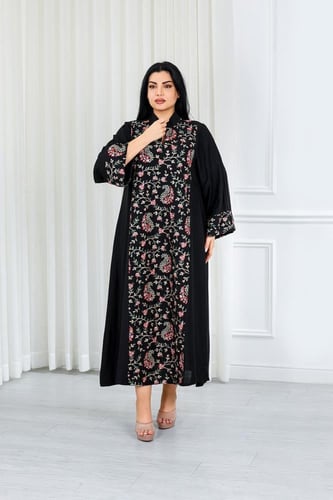 جلابية قماش بطول يصل للكاحل بياقة قصيرة مطرزة بالو...