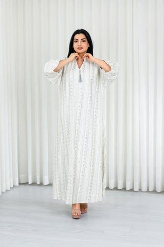 جلابية قماش بطول يصل للكاحل بأكمام واسعة وياقة صغي...