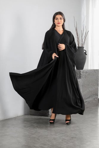 عباية بشت مخيط بشكل خطوط ناعمة وانيقة