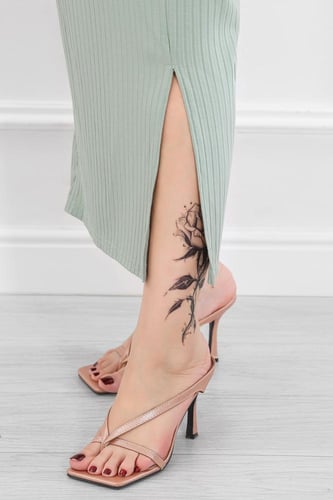 فستان كاجوال ريب مفتوح على الصدر بشكل V ومزموم على...