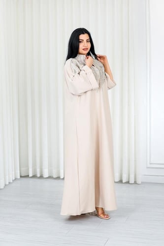 جلابية قماش بطول يصل للكاحل مزينة بتطريزات طولية ع...