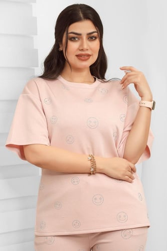 ترنج نسائي كاجوال مزين بطبعات متكررة على التيشرت و...