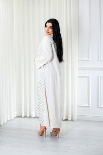 جلابية قماش بطول يصل للكاحل بأكمام واسعة وياقة وأز...