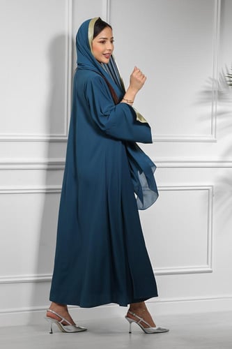 عباية بأكمام ملونة من الداخل