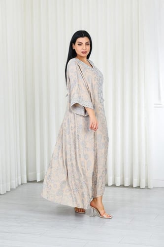 جلابية قماش بطول يصل للكاحل وياقة بشكل V مفتوحة عل...